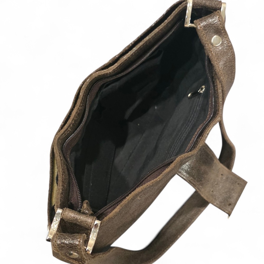 This shoulder bag features a vintage or Y2K-style design. - Picture 5 of 6